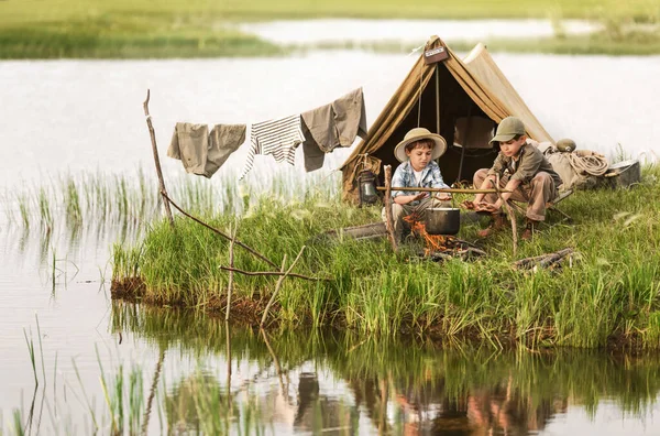 Twee Jongens Zetten Kamp Ontsteken Het Vuur Zittend Oever Van — Stockfoto