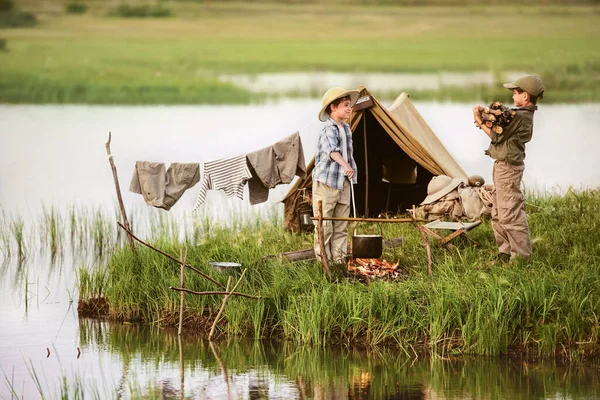 夏天的一个晚上 两个男孩子在湖边搭起帐篷 — 图库照片