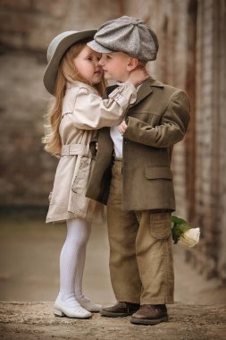 Dostça bir romantik karşılaşma. Erkekler ve kızlar. Eski kasabada sonbahar günü.