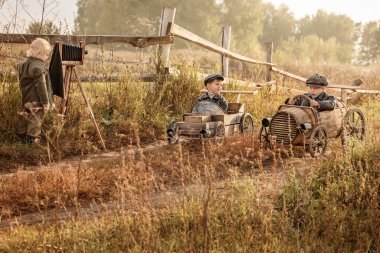 Ev yapımı ahşap arabada yarışan iki çocuk arasındaki yarışın sonu. Retro için rötuş