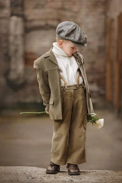 Retrato Niño Pequeño Con Una Rosa Sentado Una Maleta Calle —  Fotos de Stock