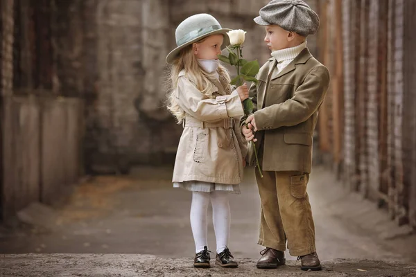 Dostça bir romantik karşılaşma. Erkekler ve kızlar. Eski kasabada sonbahar günü.