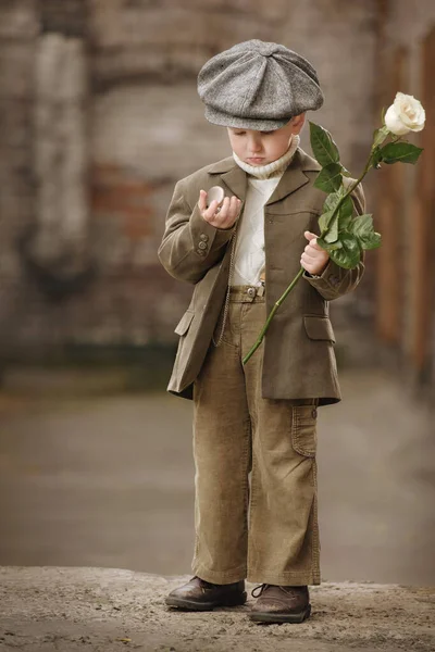 Retrato Niño Pequeño Con Una Rosa Sentado Una Maleta Calle — Foto de Stock