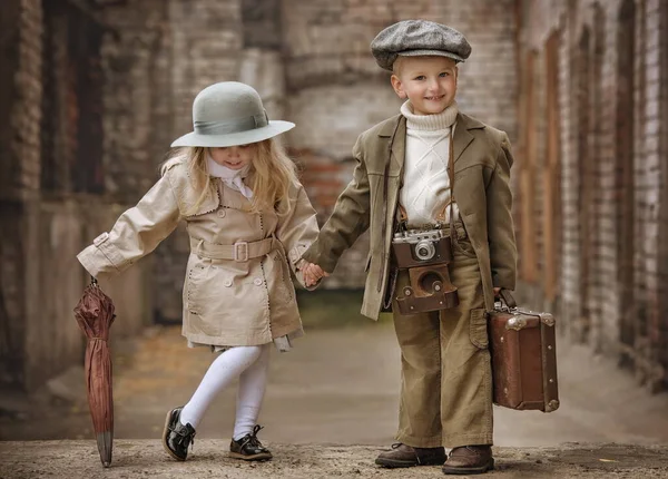 Amistoso Encuentro Romántico Niños Niñas Día Otoño Casco Antiguo —  Fotos de Stock