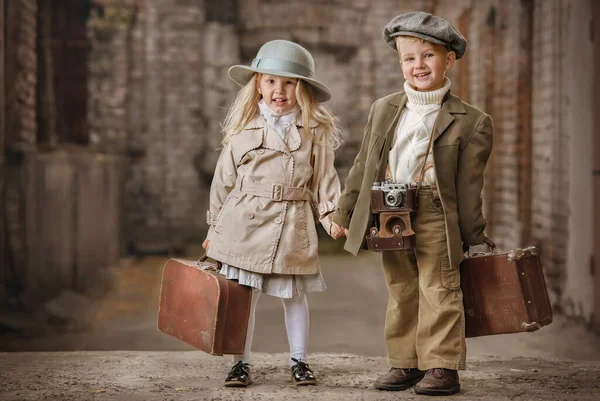 Vriendelijke Romantische Ontmoeting Jongens Meisjes Herfstdag Oude Stad — Stockfoto