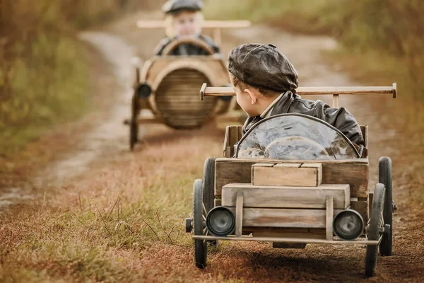 Dwóch Chłopców Jeźdźcy Rywalizują Sobą Domowej Roboty Drewnianym Samochodzie Wiejskiej — Zdjęcie stockowe