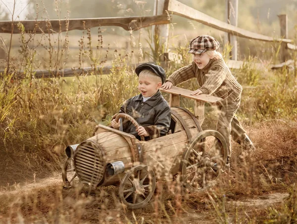 Deux Jeunes Enfants Montent Dans Troisième Voiture Course Partir Fûts — Photo