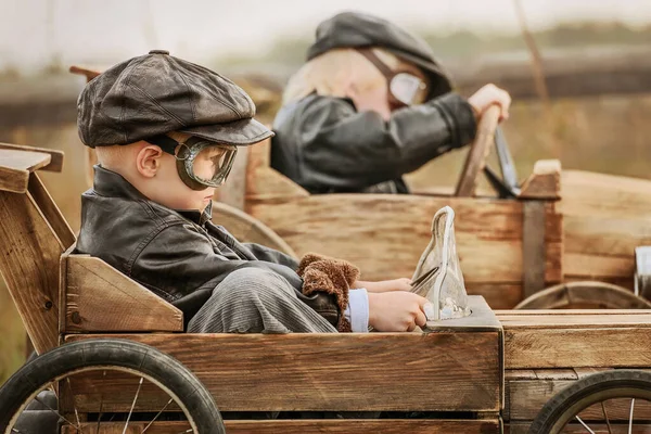 Δύο Αγόρια Αναβάτες Ανταγωνίζονται Μεταξύ Τους Χειροποίητο Ξύλινο Αυτοκίνητο Αγροτικό — Φωτογραφία Αρχείου