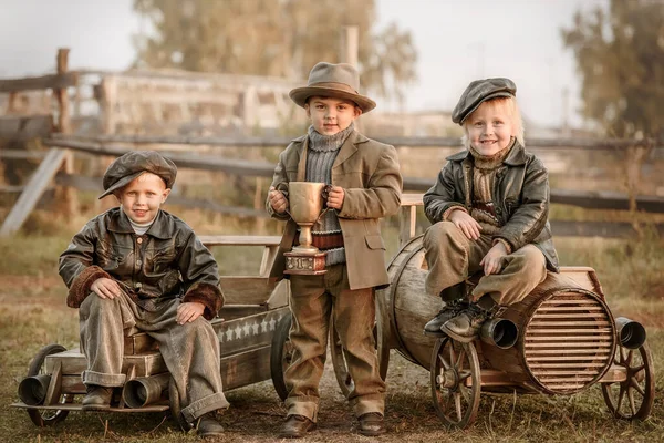 Три Маленьких Мальчика Гонщика Соревнуются Импровизированных Деревянных Машинах Фоне Осеннего — стоковое фото