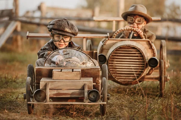 Kırsal Yolda Yapımı Ahşap Bir Arabada Iki Erkek Çocuk Biniciler — Stok fotoğraf