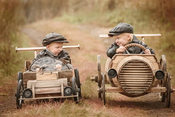Два Мальчика Гонщика Старте Импровизированных Деревянных Машинах Соревнуются Окраинах Сельской — стоковое фото
