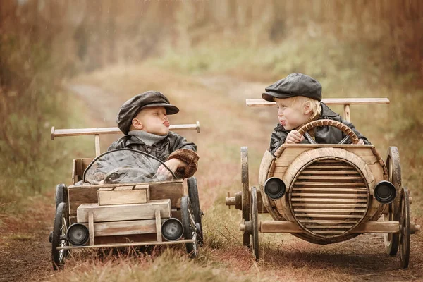 Dois Menino Piloto Início Máquinas Madeira Improvisadas Competir Periferia Rural — Fotografia de Stock