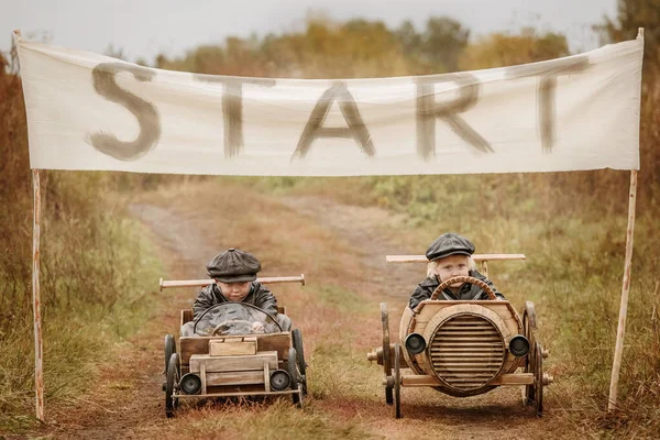 Başlangıçta Iki Yarışçı Çocuk Kırsal Kesimde Ahşap Makinelerde Yarışıyor — Stok fotoğraf