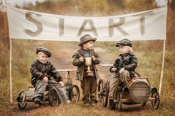 Drie Kleine Jongens Racers Strijden Geïmproviseerde Houten Auto Achtergrond Van — Stockfoto