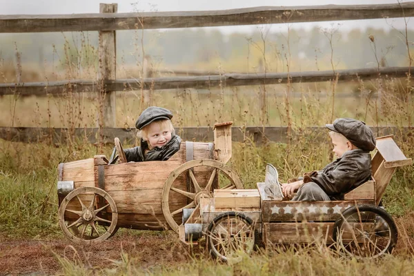 Два Мальчика Гонщики Соревнуются Друг Другом Домашнем Деревянном Автомобиле Сельской — стоковое фото