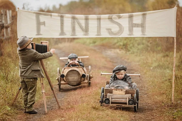 Yapımı Ahşap Arabada Yarışan Iki Çocuk Arasındaki Yarışın Sonu Retro — Stok fotoğraf