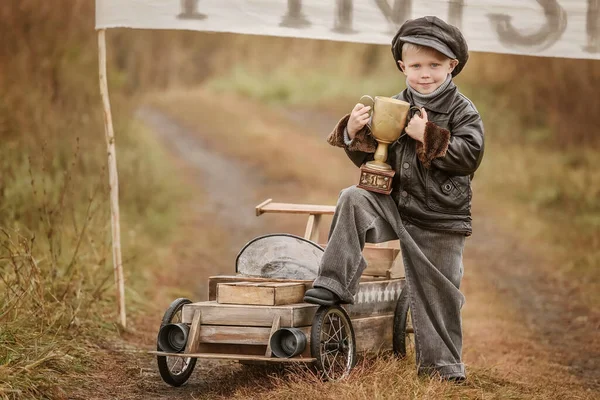 Junge Rennfahrer Mit Selbstgebasteltem Holzauto Siegerpokal — Stockfoto