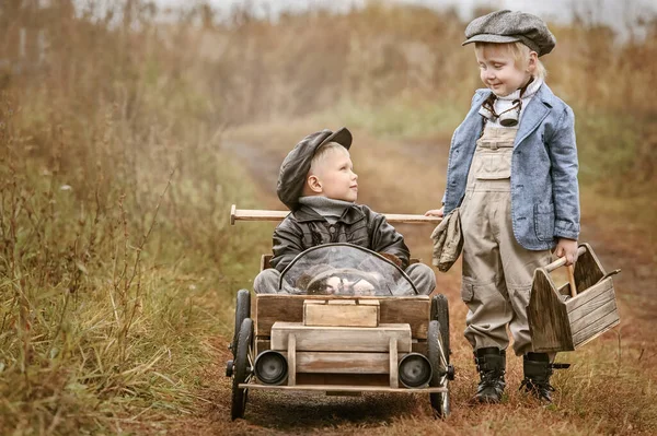 Garçon Coureur Sur Voiture Bois Fait Maison Avec Mécanicien Retouche — Photo