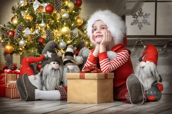 Ungen Leker Vinden Jul Interiör — Stockfoto