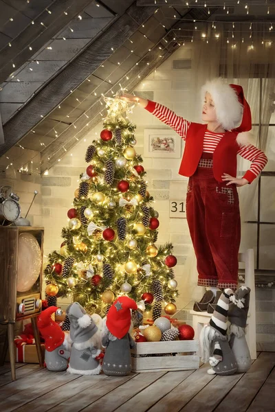 Kind Spelen Zolder Kerst Interieur — Stockfoto