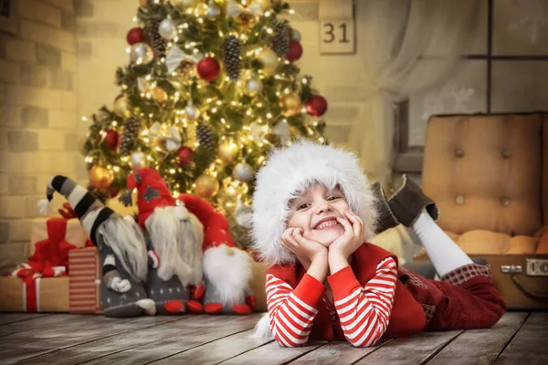 Niño Jugando Ático Interior Navidad — Foto de Stock