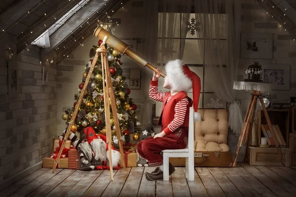 Niño Jugando Ático Interior Navidad —  Fotos de Stock