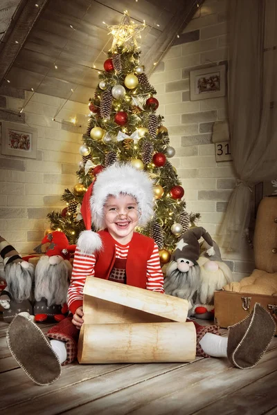 Enfant Jouant Dans Grenier Intérieur Noël — Photo