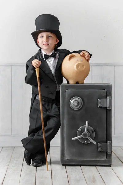 Μικρό Αγόρι Κοστούμι Τραπεζίτη Στο Χρηματοκιβώτιο Ένα Κουτί Νομισμάτων — Φωτογραφία Αρχείου