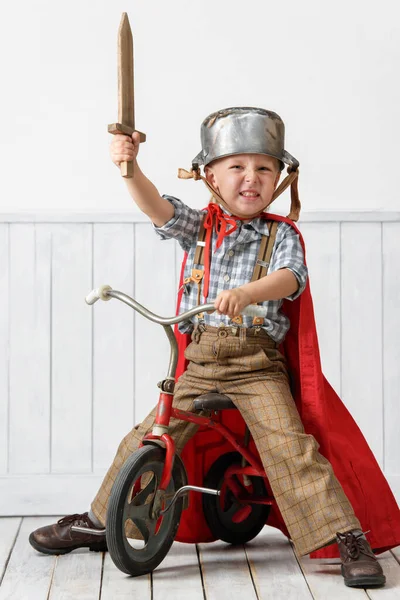 騎士のスーツを着た少年の肖像画 — ストック写真