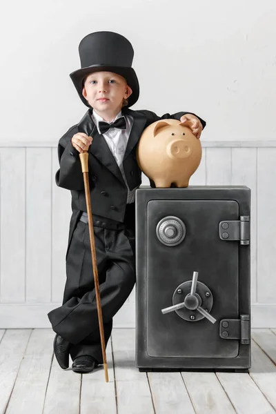 Μικρό Αγόρι Κοστούμι Τραπεζίτη Στο Χρηματοκιβώτιο Ένα Κουτί Νομισμάτων — Φωτογραφία Αρχείου