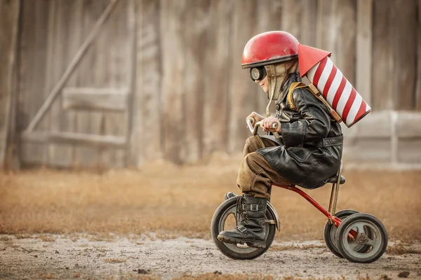 Pojke Bilden Ryttare Och Rocketman Spela Baksidan Huset — Stockfoto