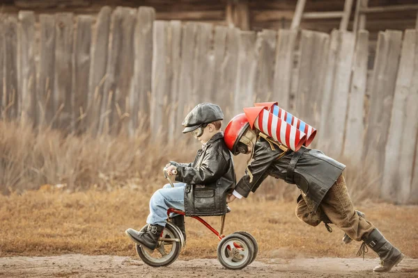 Meninos Imagem Cavaleiro Rocketman Jogar Quintal Casa — Fotografia de Stock