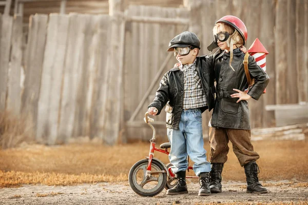 아들들이 뜰에서 자전거타는 사람과 상징하는 — 스톡 사진