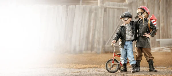 Jungen Bild Eines Reiters Und Eines Raketenmannes Spielen Hinterhof Des — Stockfoto