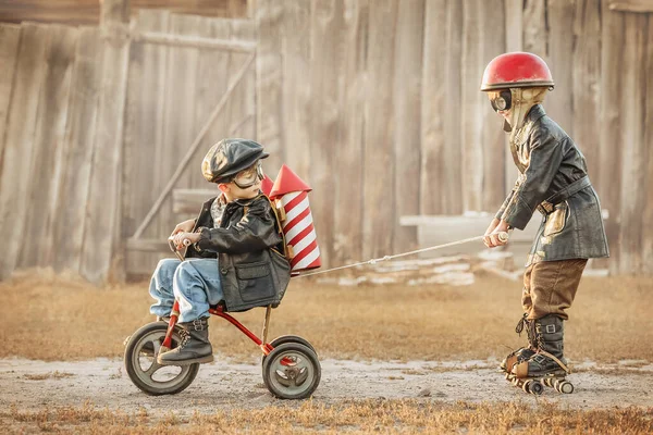 Pojkar Bilden Ryttare Och Rocketman Spelar Baksidan Huset — Stockfoto