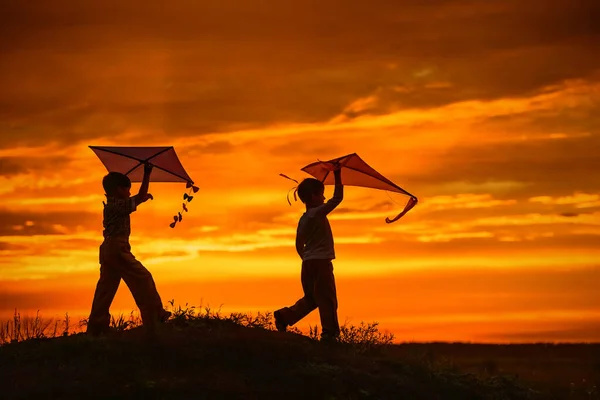 Barn Flyger Drake Vid Solnedgången — Stockfoto