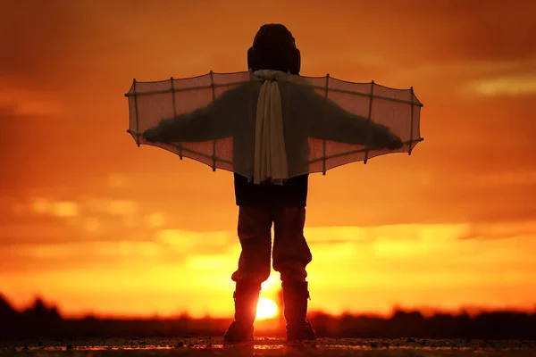 Niño Con Alas Atardecer Imagina Mismo Piloto Sueña Con Volar —  Fotos de Stock