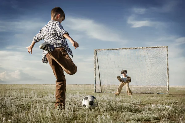 野球場でサッカーをしている少年たち — ストック写真