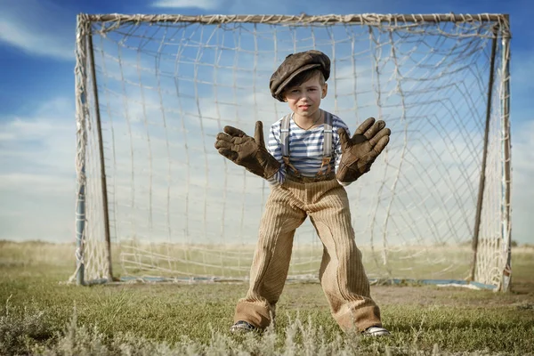 少年ゴールキーパーがボールを待っているゲートに立っています — ストック写真