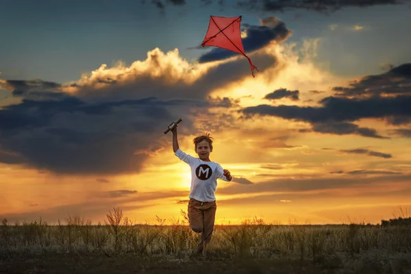 Jongen Lanceert Een Vlieger Het Veld Bij Zonsondergang — Stockfoto