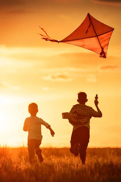 Les Enfants Lancent Cerf Volant Sur Terrain Coucher Soleil — Photo