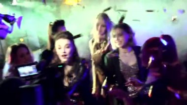 Sahne arkasında bir parti filme. Bir gece parti filme sahne arkasında gerçek. Aktörler konfeti dans ediyor