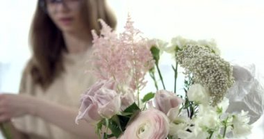 Genç çiçekçi bir rustik düğün buket toplanır