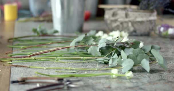 Florista Joven Reúne Rústico Ramo Bodas — Vídeo de stock