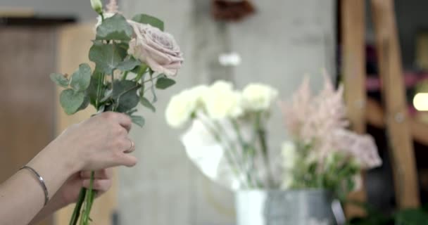 Young Florist Assembles Rustic Wedding Bouquet — Stock Video