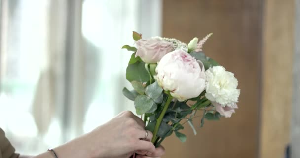Genç Çiçekçi Bir Rustik Düğün Buket Toplanır — Stok video