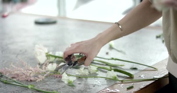 Junge Floristin Stellt Rustikalen Hochzeitsstrauß Zusammen — Stockvideo