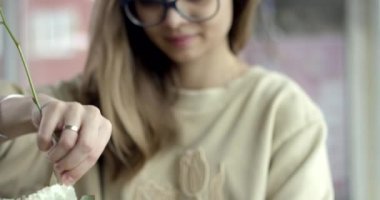 Genç çiçekçi bir rustik düğün buket toplanır