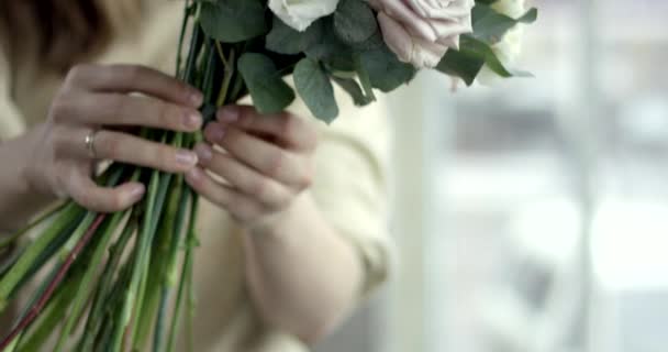 Jovem Florista Monta Buquê Casamento Rústico — Vídeo de Stock