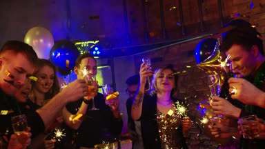 Yeni Yılınız Kutlu Olsun. Gençler bir gece kulübünde bengal ışıklar ateş ediyorlar. Yeni yıl ve Noel kutluyor